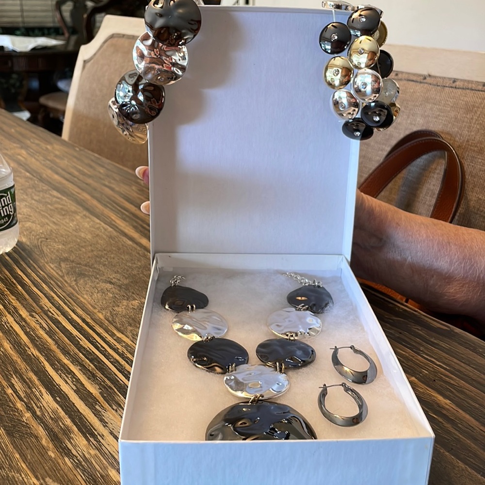 This is a 4 piece set that you can wear to any party, wedding or just a day out.